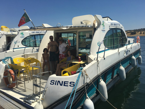 Viajes para disfrutar con niños. Recorrer el Alentejo viajando y durmiendo en las casas barco del lago Alqueva en Portugal