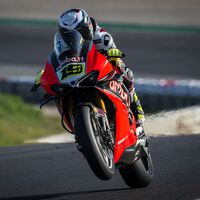 Toprak Razgatlioglu voló en los test de las Superbikes en Portimao pero Álvaro Bautista lo tiene "todo bajo control" 