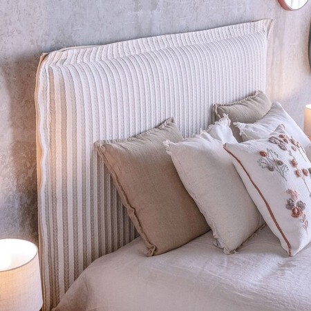 cabecero hecho con sábanas