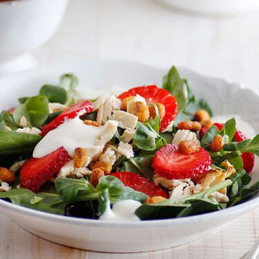 Con un poco de pollo, fresas y queso, apañas esta ensalada fácil con lo que haya en la nevera sin gastar de más 