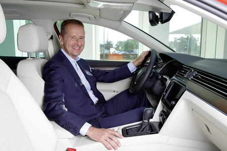 El CEO de Volkswagen tranquiliza a los trabajadores de SEAT tras la marcha de De Meo: "Esto no va a cambiar"