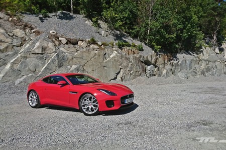 Probamos el Jaguar F-Type 2.0, porque cuatro cilindros y 300 CV no tienen por qué ser una herejía
