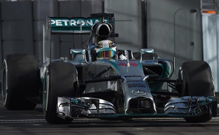 Lewis Hamilton se encarga de mantener a Mercedes en cabeza