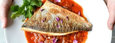 El truco de uno de los mejores chefs de la historia para cocinar un pescado divino: ni hervido, ni al grill, todo a la vez