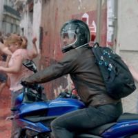Tomatina y motos, la extraña combinación de Bajaj
