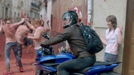 Tomatina y motos, la extraña combinación de Bajaj