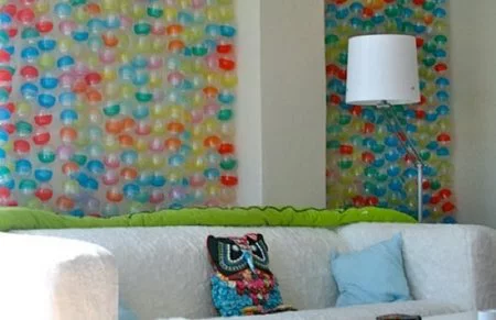 Una mala idea: forrar una pared con cápsulas de plástico de juguetes