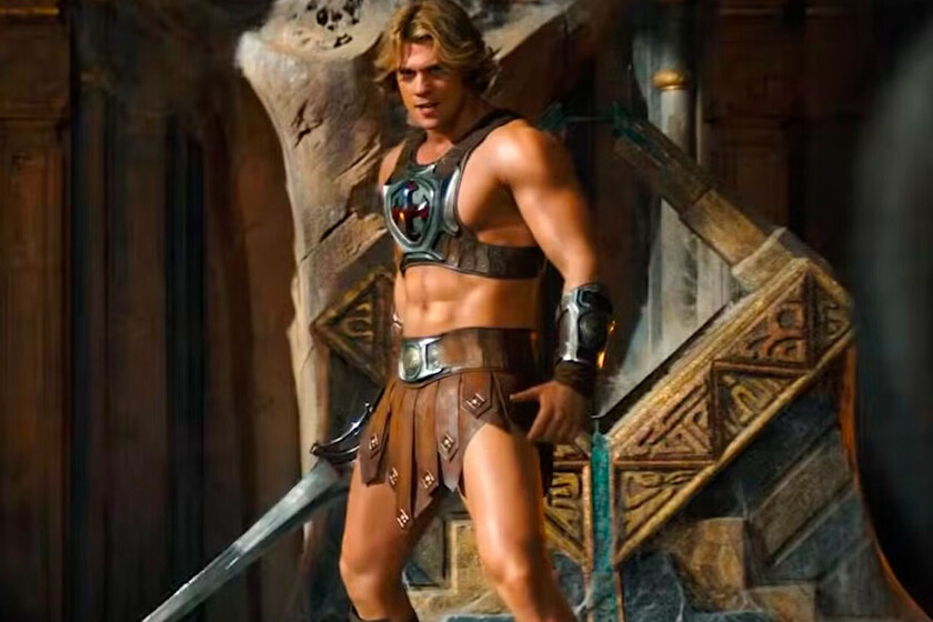 El primer He-Man no era rubio y llevaba un casco ridículo, y si paras el tráiler de Masters del Universo en el minuto 1:08 puedes verle