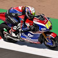 Filip Salac gana su primera carrera de Moto2 aprovechando una pifia histórica de Manu González en Silverstone 