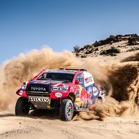 Giniel de Villiers gana la segunda etapa en coches y Fernando Alonso se queda tirado tras chocar con una piedra