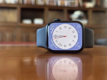 Apple Watch Series 8 sobre mesa de madera