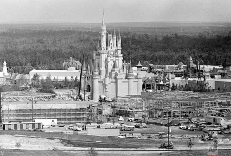 Castelo da Disney sendo construído. Créditos: Foto AP