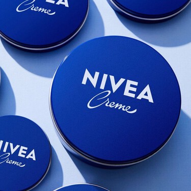 La lata azul de Nivea es el mejor remedio para que la base de maquillaje no se vea seca ni se marquen las pielecitas