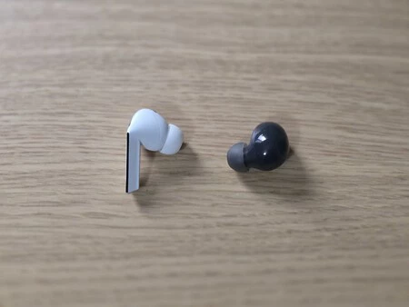 左側がGalaxy Buds3 Pro。右がGalaxy Buds2。