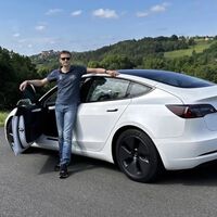 Após passar 10 anos com seu Tesla, este homem elabora uma análise comparativa de custos entre motores elétricos e de combustão interna