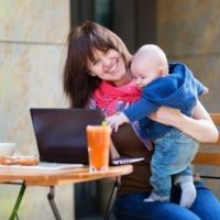 ¿Qué hay detrás de las madres que comparten más fotos de sus hijos en Facebook?