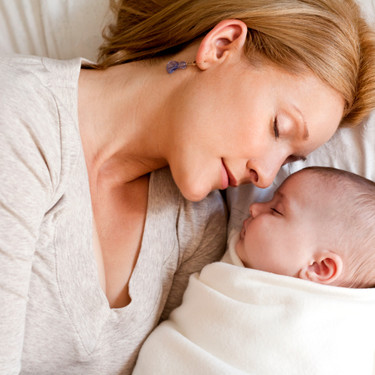 ¿Puedo dormir con mi hijo y darle de mamar sin aplastarle?