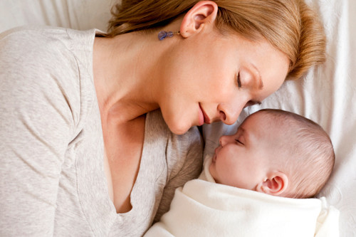 ¿Puedo dormir con mi hijo y darle de mamar sin aplastarle?