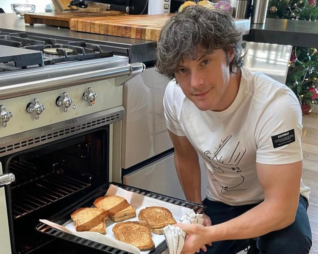Descubrimos la casa de Jordi Cruz en Barcelona: un elegante chalet en tonos blancos, marrones oscuros y dos cocinas 