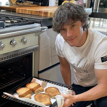 Descubrimos la casa de Jordi Cruz en Barcelona: un elegante chalet en tonos blancos, marrones oscuros y dos cocinas 
