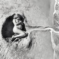 La preciosa foto de una embarazada desnuda en la playa que es pura poesía