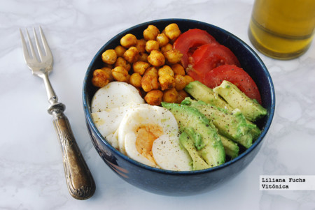 Garbanzos tostados con aguacate, tomate y huevo. Receta saludable
