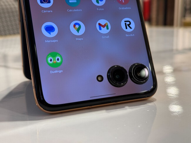 Foto de un Motorola Razr 50 Ultra con el icono de la app de Duolingo en pantalla