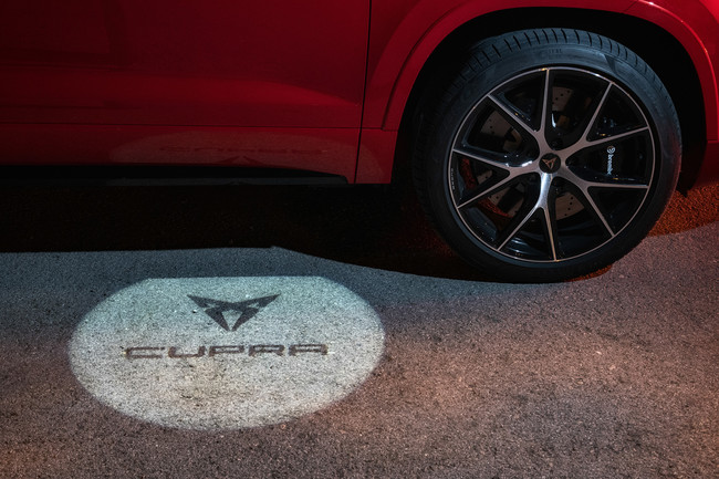 CUPRA Ateca proyección logotipo