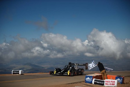 Romain Dumas gana su tercer Pikes Peak pero se queda lejos del récord de Loeb