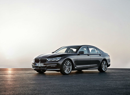 Configuramos un BMW 750iA Excellence con la mayor cantidad de opciones. ¡Así queda cuando le pones todo!