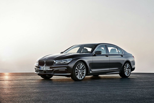 Configuramos un BMW 750iA Excellence con la mayor cantidad de opciones. ¡Así queda cuando le pones todo!
