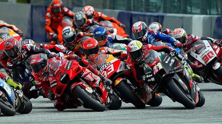 Aleix Espargaró, muy enfadado con Marc Márquez después de los dos golpes en las salidas del Red Bull Ring