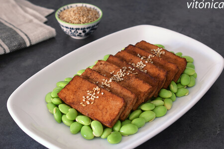 Tofu marinado con edamame: receta saludable vegana rica en proteínas