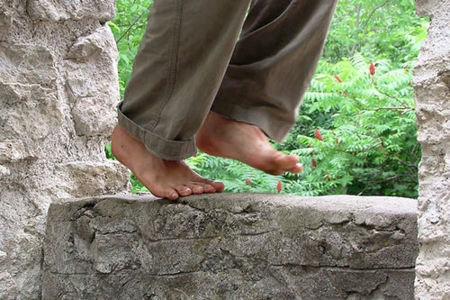 Andar descalzo favorece a los pies