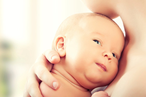 Los 11 mejores consejos para el cuidado del recién nacido: el pelo, las uñas, el baño, las cremas y más