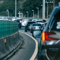 Irte de vacaciones también puede ser un infierno. La DGT tiene sus propios consejos para amainar el temporal de atascos y calor