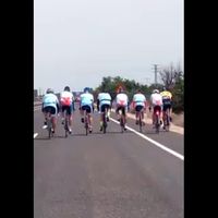 El vídeo viral de los ciclistas que se explica legislación en mano y no en la barra del bar