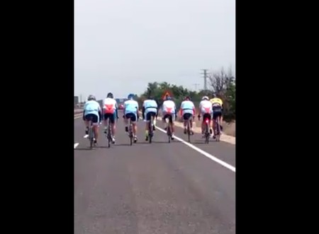 El vídeo viral de los ciclistas que se explica legislación en mano y no en la barra del bar