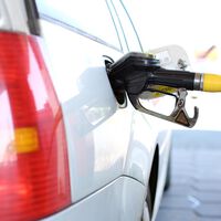 Una persona descubrió una falla técnica en la gasolinera y la usó a su favor: cargó gratis más de 500 veces. Ahora está detenida