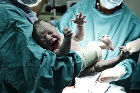 ¿Cómo puede un bebé tener tres padres?