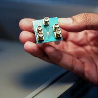 Cérebro de micro-ondas: cientistas criam chips mentais que se comunicam com IA 