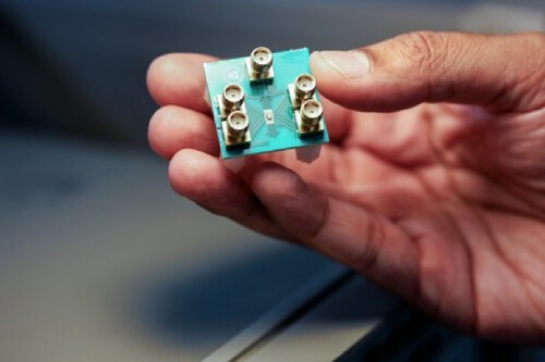 Chip nas mãos de alguém. Creditos: Cornell University