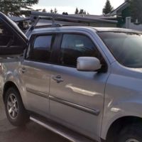 El cofre de techo que sube y baja para facilitar su carga