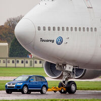 Remolcar un avión de 500 asientos y 155 toneladas con una camioneta de Volkswagen: un recuerdo de los años de gloria de la marca 