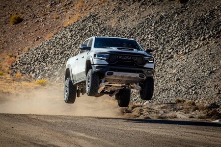 Mopar lanza kit de accesorios que convierten tu Ram 1500 en una TRX... al menos en apariencia