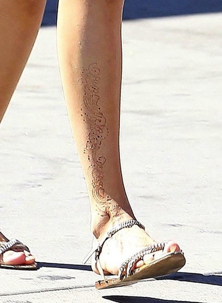 Adivina quién... se nos ha plantado en la pierna este bonito tatuaje de henna