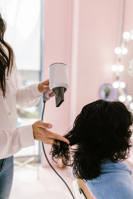Alberto Cerdan Peluquero Para El Cabello Fino Como Producto De Acabado Un Spray De Textura Ligera Puede Aportar Movimiento Y Duracion Sin Endurecer La Melena