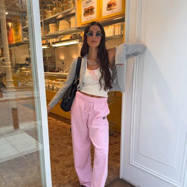 Las nuevas Adidas inspiradas en el color de un helado artesanal que adoran las amantes del estilo ibicenco 
