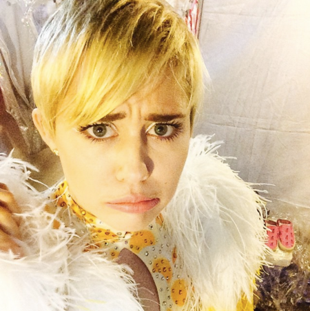 Miley Cyrus se pasa al diseño de tatuajes por una buena causa