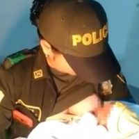 La agente de policía que decidió amamantar a un bebé abandonado y se ha hecho famosa en todo el mundo